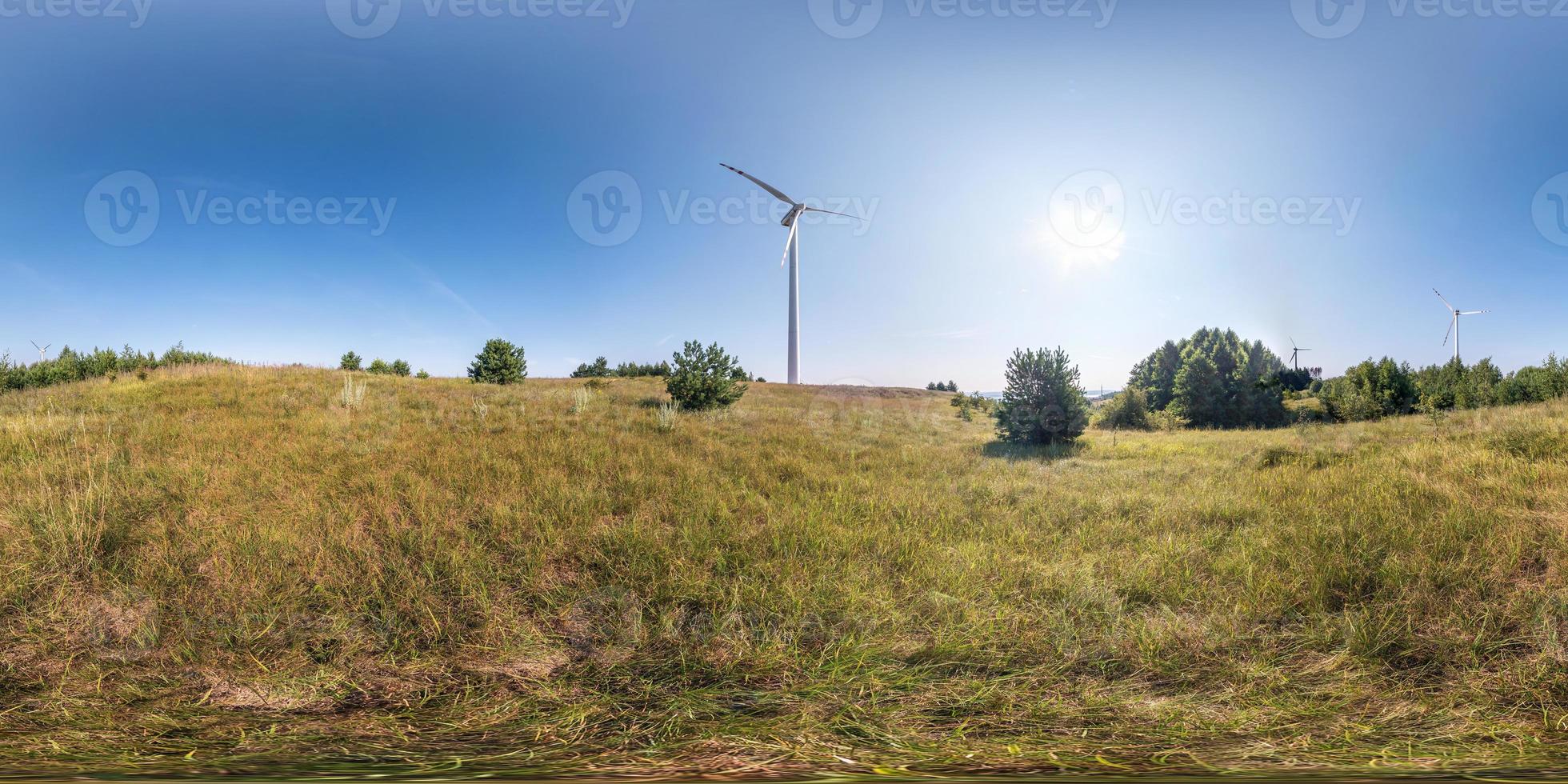 full sömlös sfärisk hdri panorama 360 graders vinkelvy nära väderkvarnspropellern i ekvirektangulär projektion, vr ar virtuell verklighetsinnehåll. vindkraftsproduktion. ren grön energi. foto