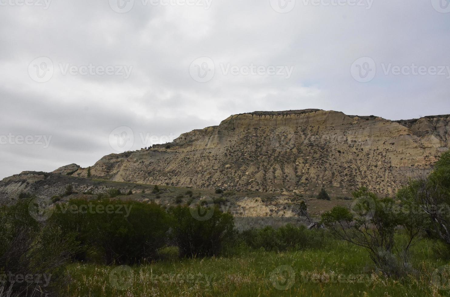 böljande kullar i en kanjon i North Dakota foto