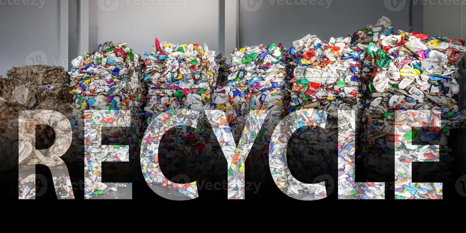 plastbalar med skräp vid avfallsbehandlingsanläggning. återvinning separat av sopor för vidare omhändertagande, sopsortering. verksamhet för sortering bearbetning av avfall med versaler återvinning. foto