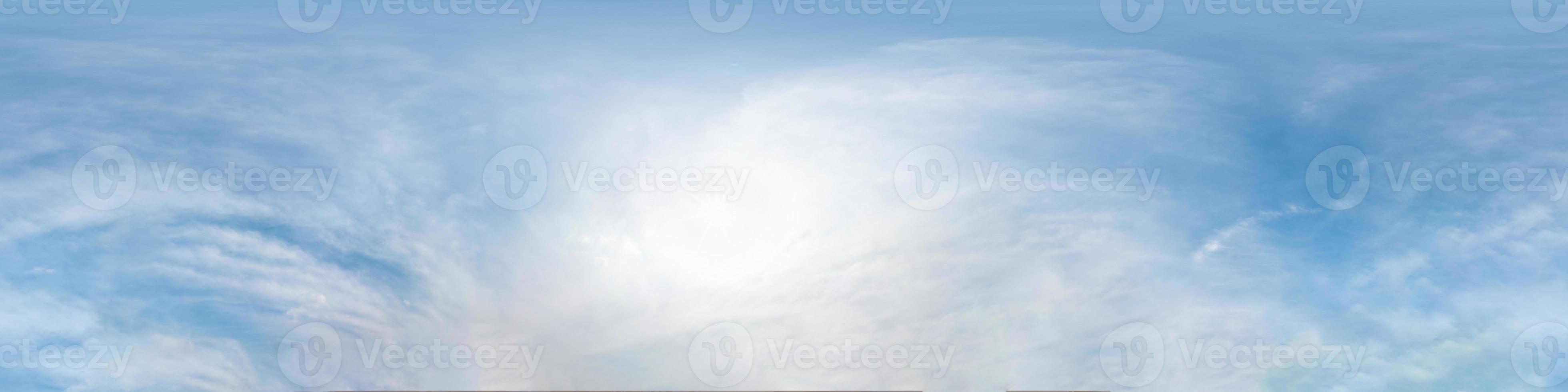 blå himmel med vackra cumulusmoln. sömlös hdri panorama 360 graders vinkelvy med zenit för användning i 3d-grafik eller spelutveckling som sky dome eller redigera drönarbild foto