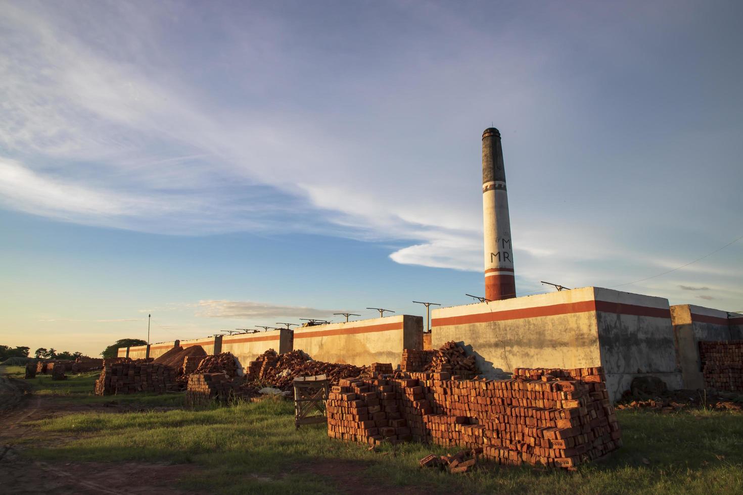 brickfield utsikt över kvällssolljuset under den vita molniga blå himlen foto