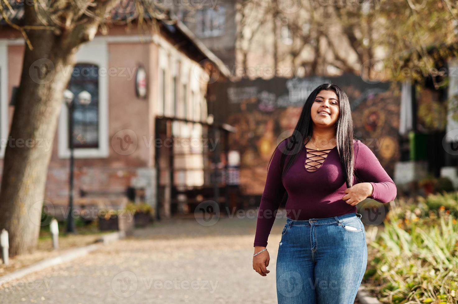 söt latino xxl modell tjej från ecuador bär på violett blus poserade på gatan. foto