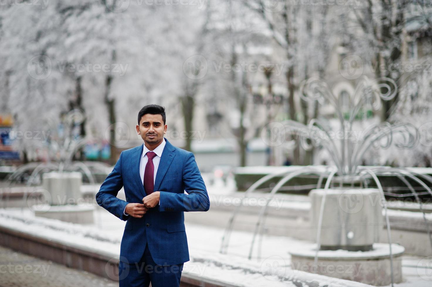 elegant indisk fashionabla man modell på kostym poserade på vinterdagen. foto