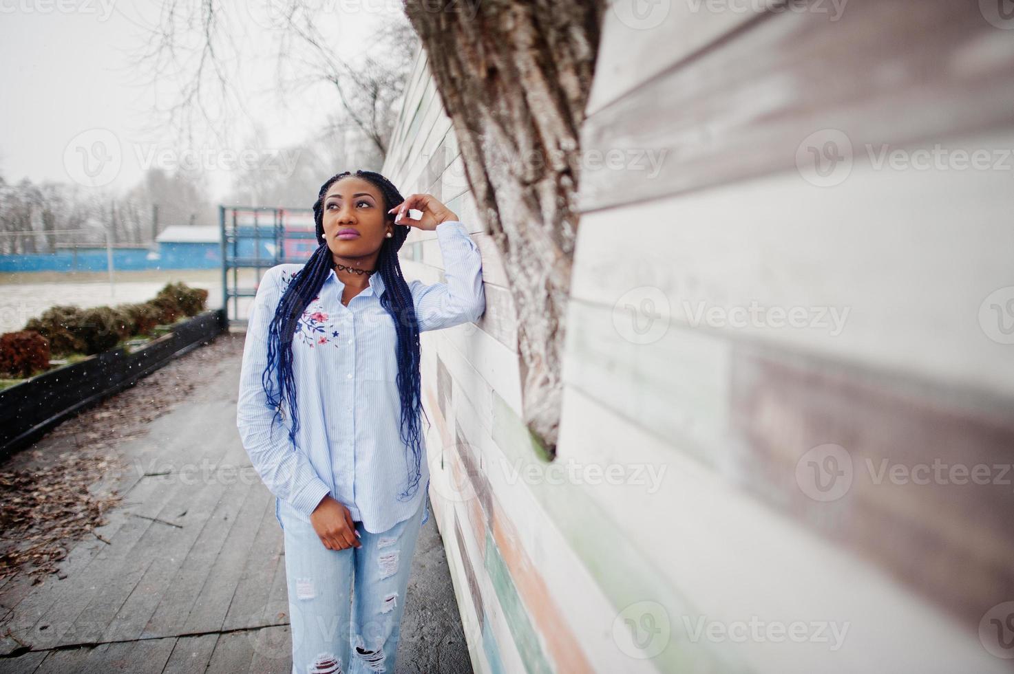 snygg afrikansk amerikansk tjej med dreads utomhus. foto