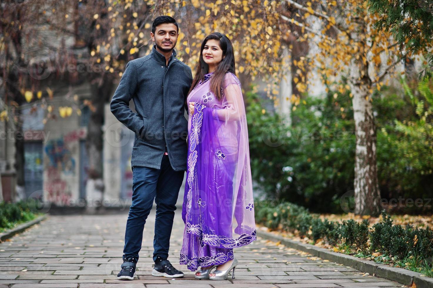 snyggt indiskt hinduiskt par poserade på gatan. foto