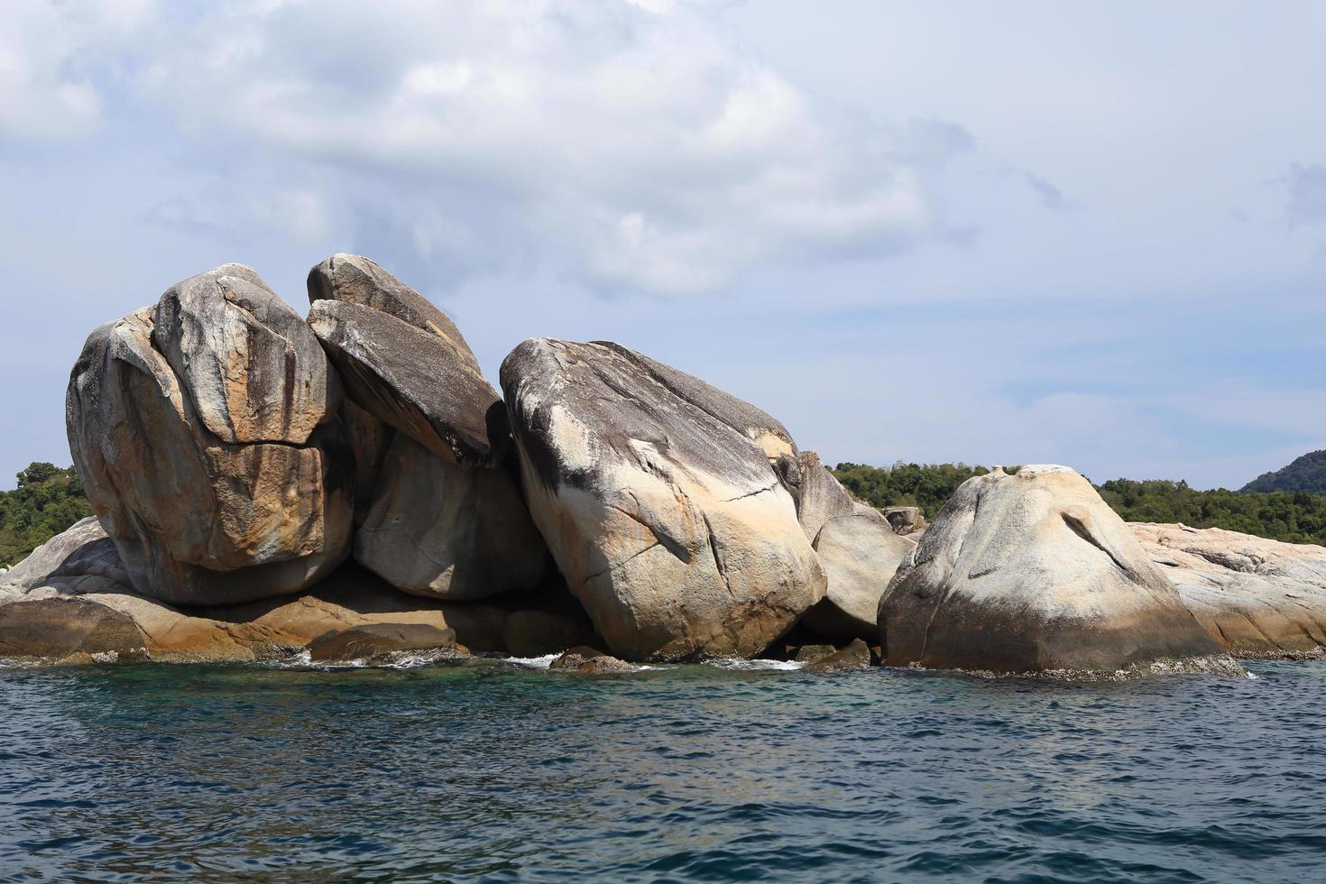 stor stenvalvstapel vid Andamansjön nära koh lipe, thailand foto