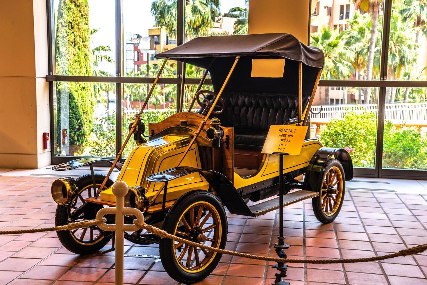 fontvieille, monaco - jun 2017 gul renault yxa 1911 i monaco toppbilar samling museum foto