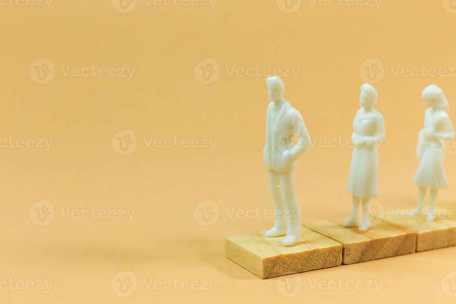 vit figur miniatyr på orange pastell för affärsinnehåll. foto