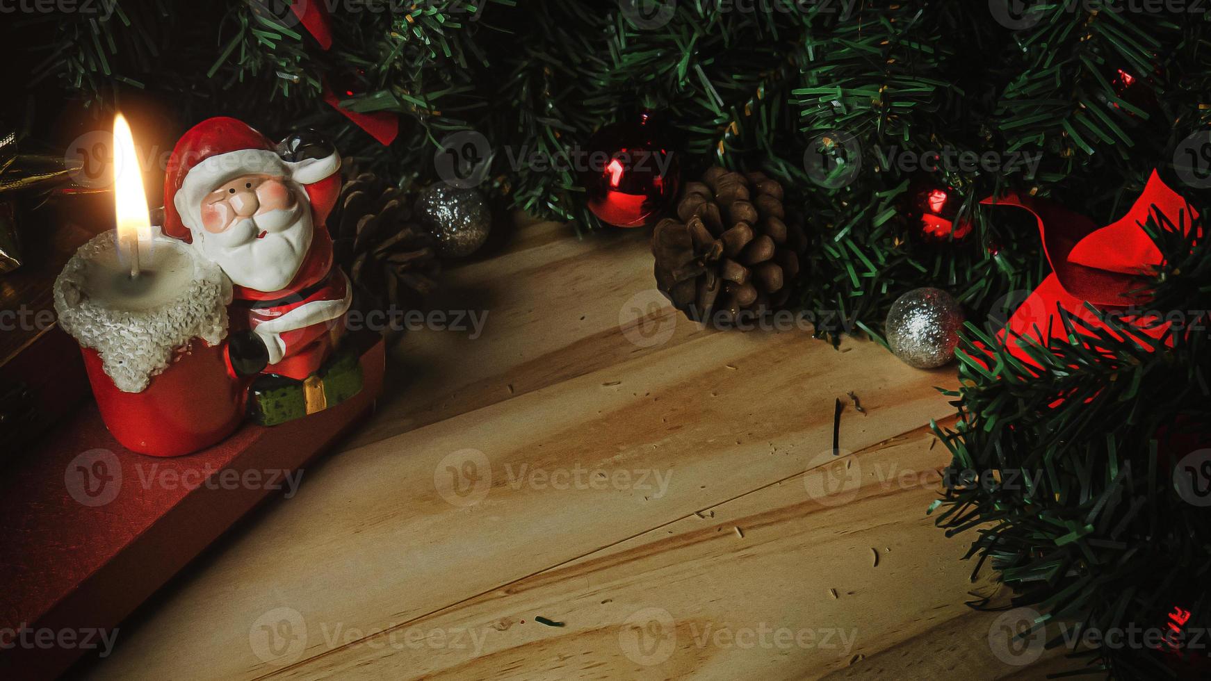 Santa Claus ljus på träbord för julinnehåll. foto