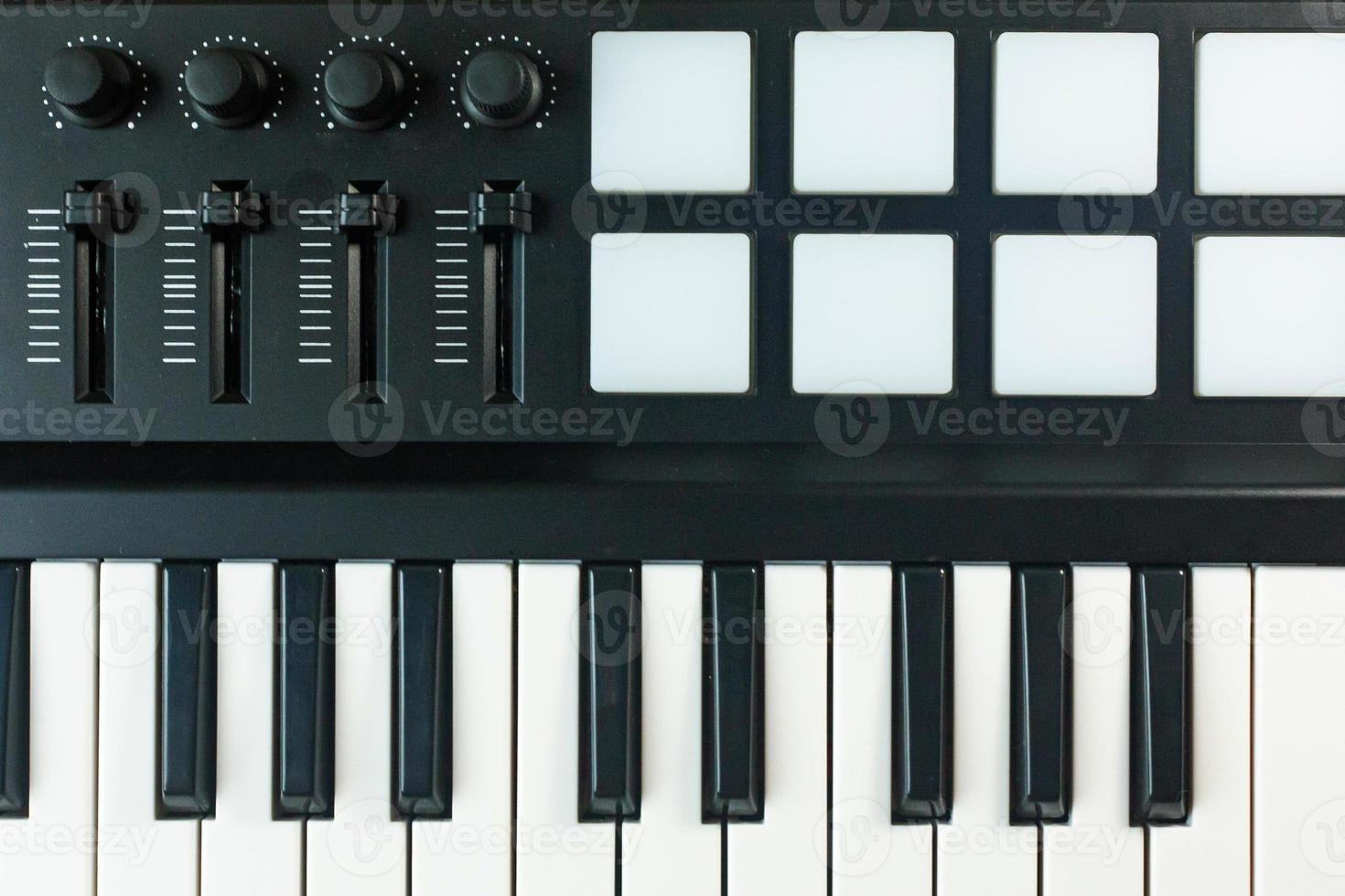 midi controller ljudsynthesizers enhet för musik edm producent. foto