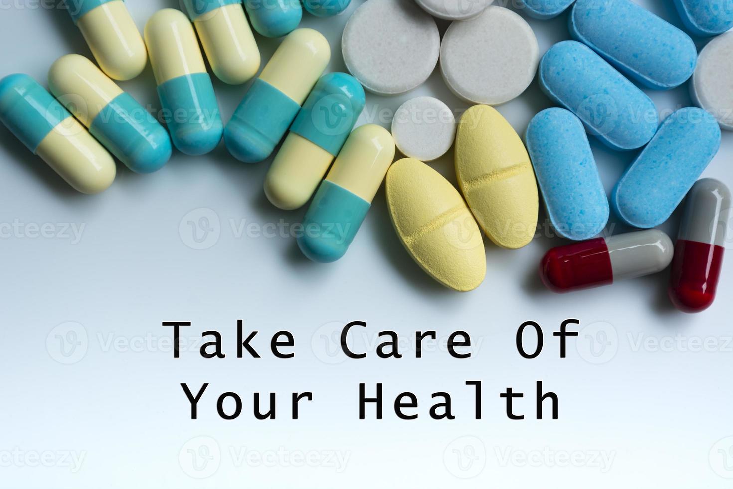 ta hand om din hälsotext på medicinskt bord med piller, tabletter och kapslar foto