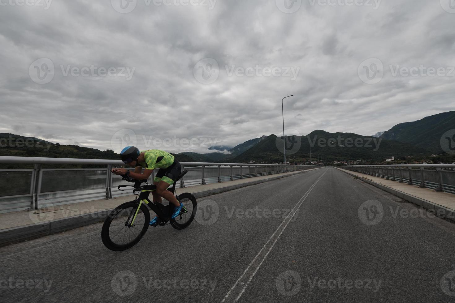 triathlonatlet som cyklar på morgonträning foto