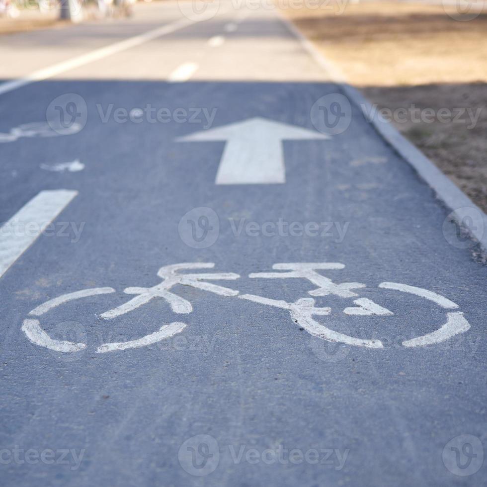 cykelsymbol på stadsgatan på kvällen. bakgrunden oskarp. foto