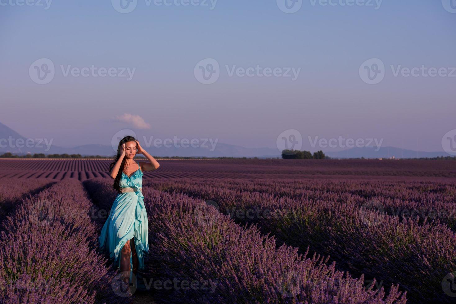 kvinna porträtt i lavendel blomma fält foto