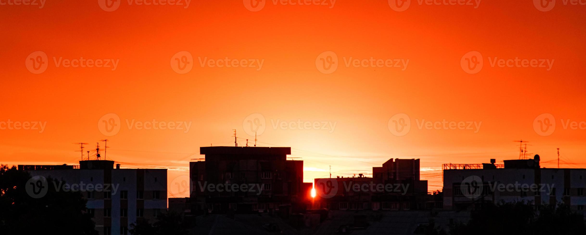 siluett av staden vid solnedgången. stadslandskap i gryningen. foto