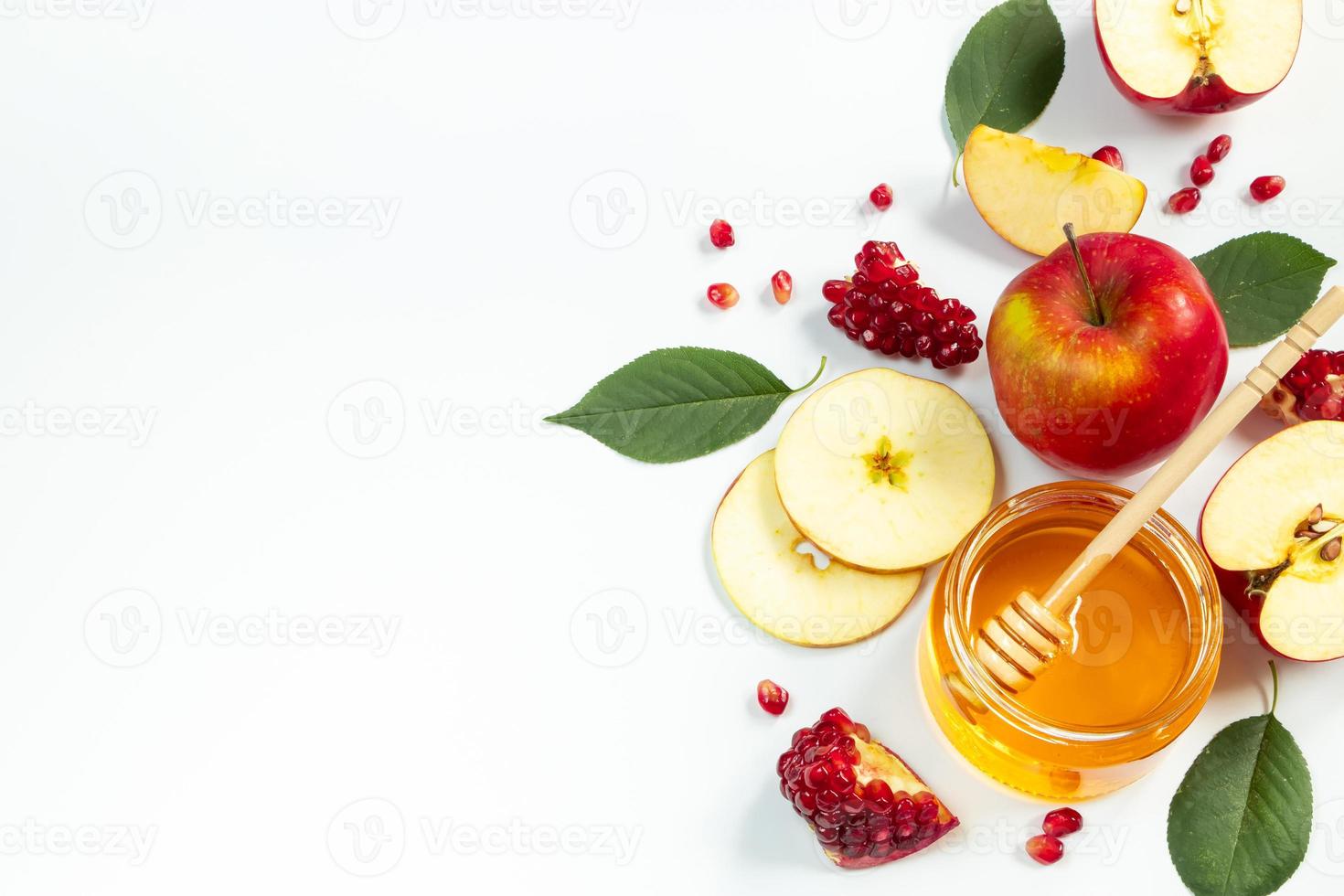 begreppet traditionell judisk högtid rosh hashanah. nyår. granatäpplen, honung och äpplen på vit bakgrund. plats för din text. foto