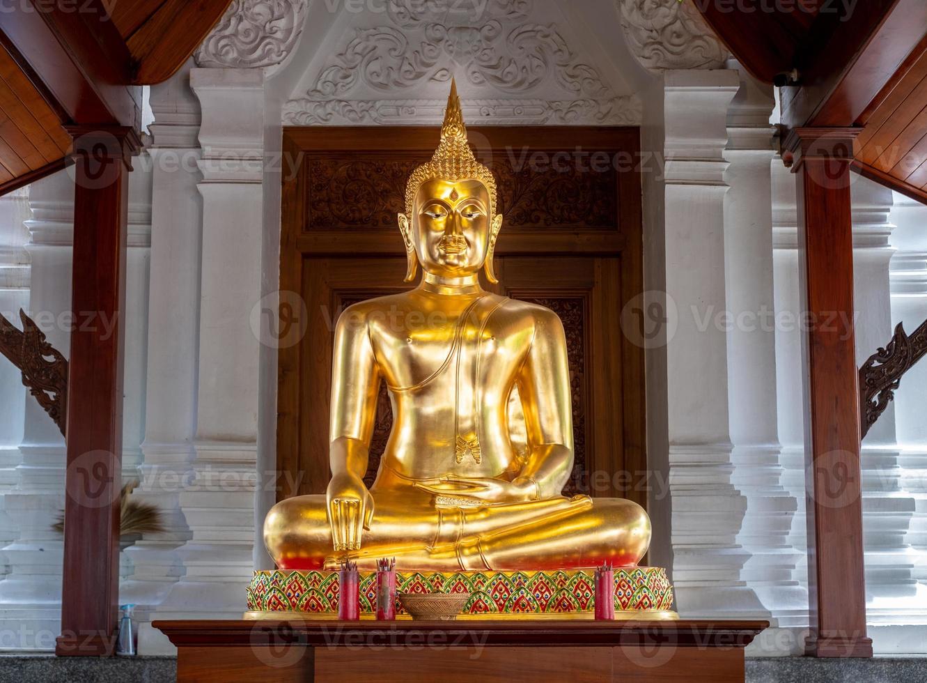 buddhastaty i lugn viloställning.shakyamuni buddha är en andlig lärare, en av de tre världsreligionerna. fått namnet siddhartha gautama siddhattha gotama foto