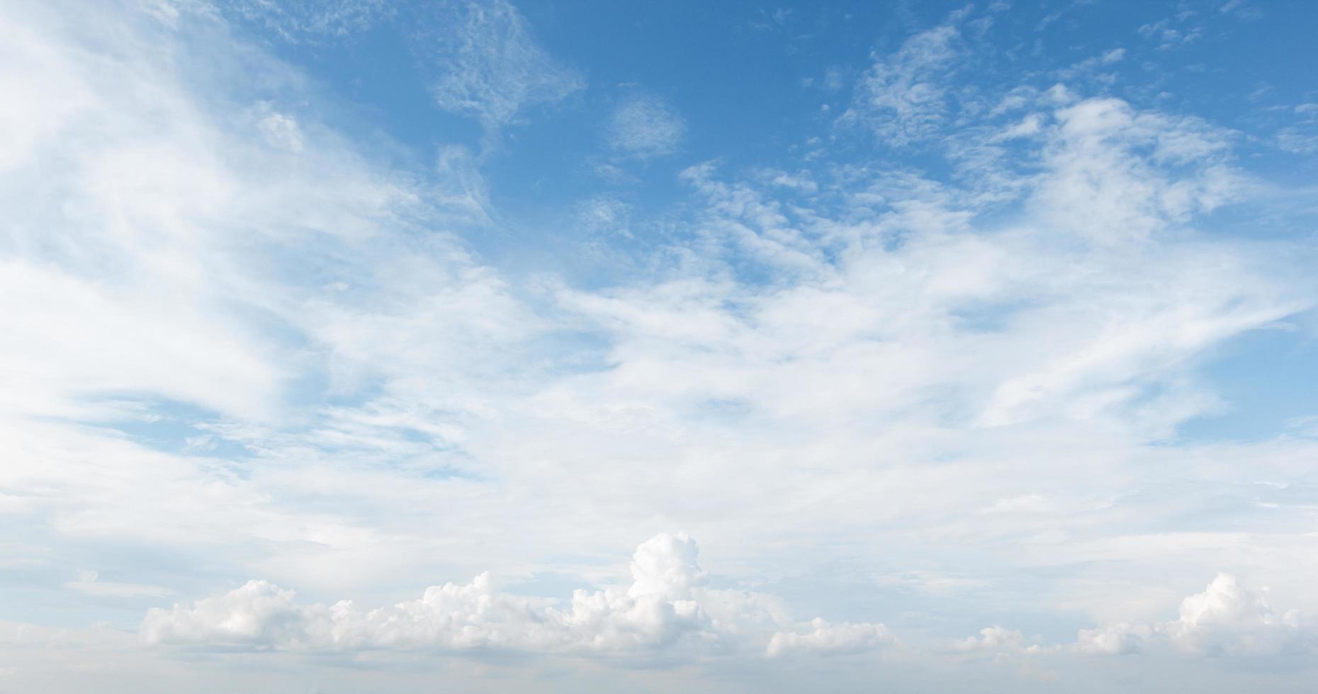 blå himmel bakgrund med vita moln cumulus flytande mjukt fokus, kopiera utrymme. foto