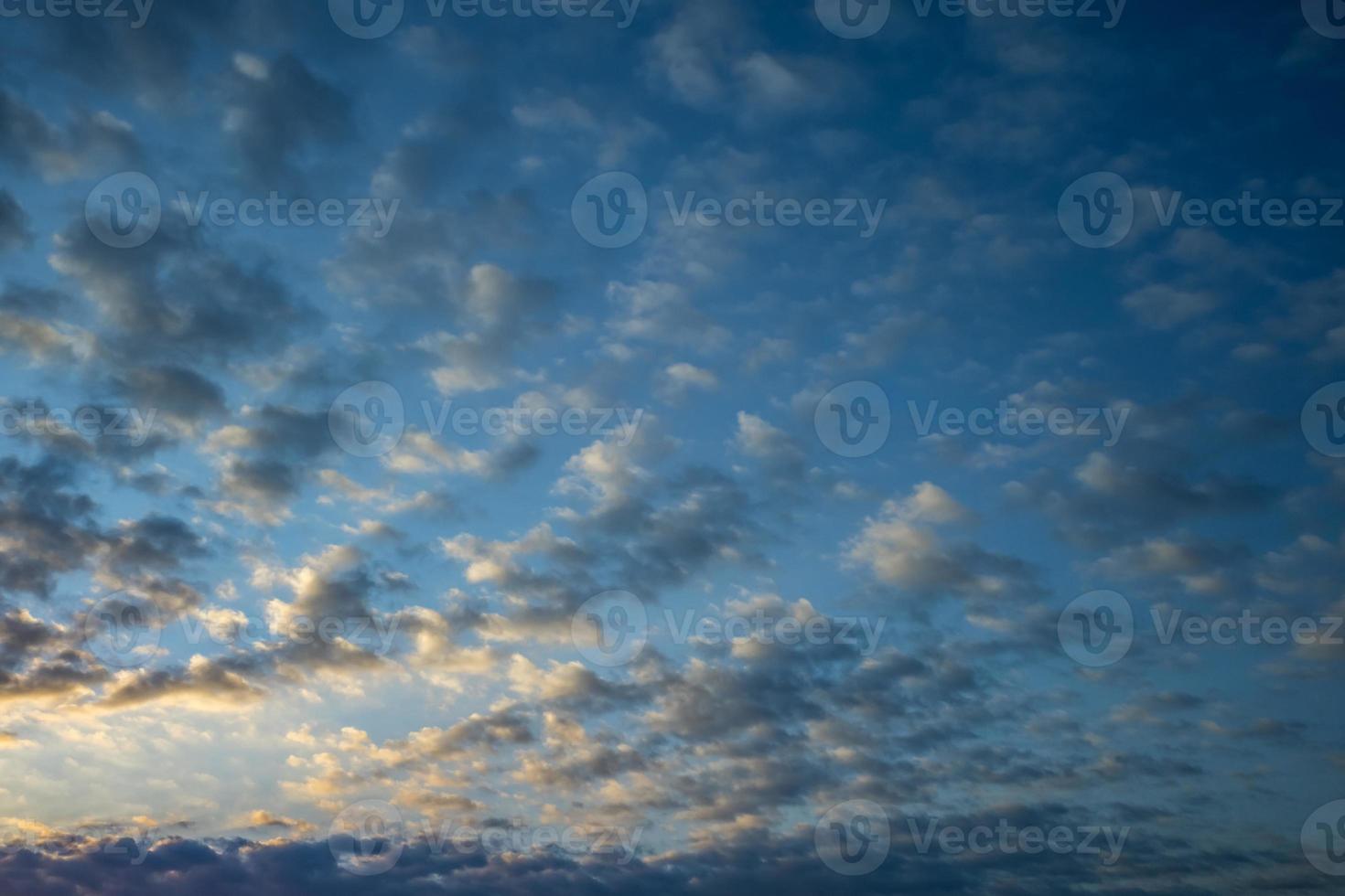 mörkblå himmel bakgrund med små stratus cirrus randiga moln. klarningskväll och bra blåsigt väder foto