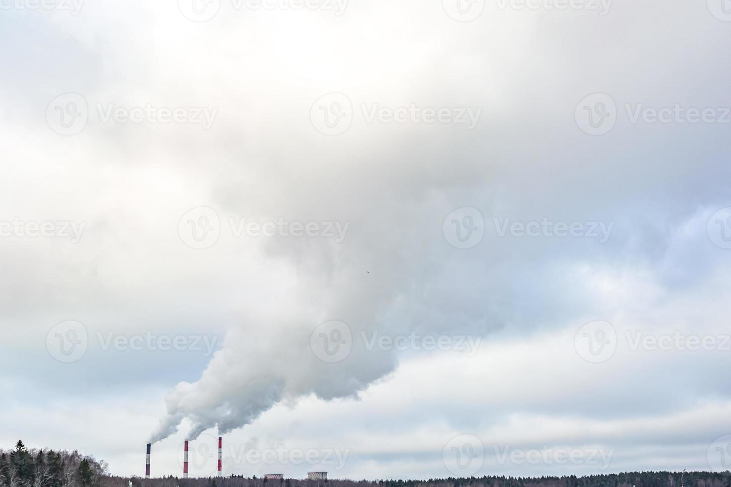 rör från en kemisk företagsfabrik. luftföroreningar koncept. industrilandskap miljöföroreningar avfall från värmekraftverk foto