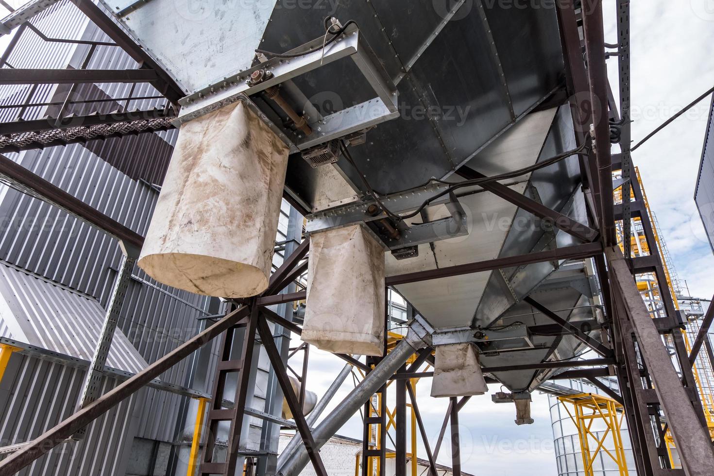 modern spannmålshiss. silversilos på agro-bearbetnings- och tillverkningsanläggning för bearbetning av kemtvätt och lagring av jordbruksprodukter, mjöl, spannmål och spannmål. foto