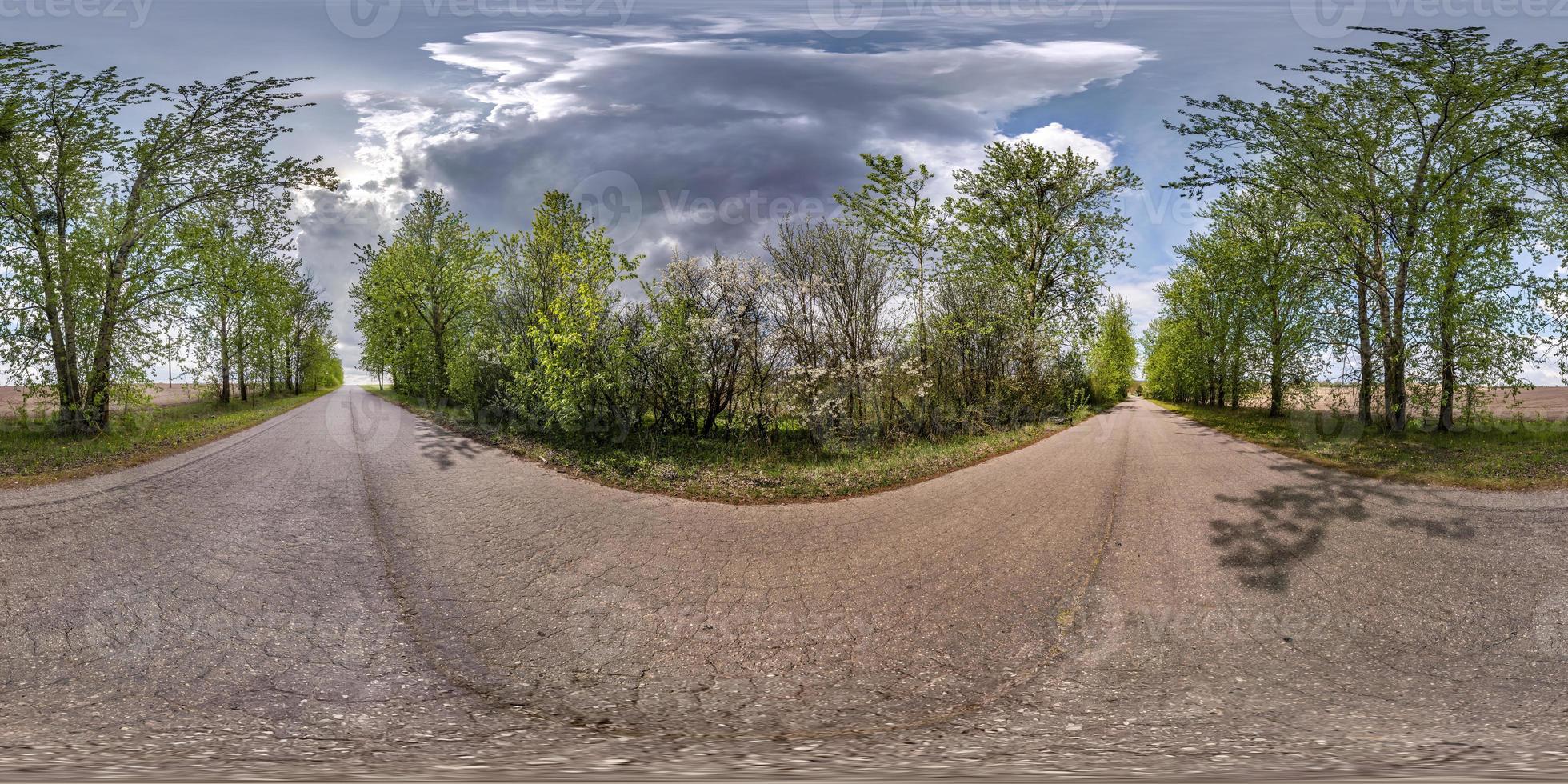 full sömlös sfärisk hdri panorama 360 graders vinkelvy på ingen trafik asfaltväg bland trädgränden på sommardagen i ekvirektangulär projektion, redo vr ar virtual reality-innehåll foto