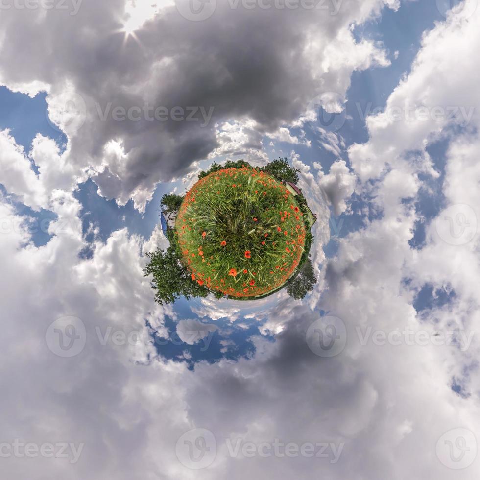 liten planetomvandling av sfäriskt panorama 360 grader. sfärisk abstrakt flygfoto i vallmofält med fantastiska vackra moln. utrymmets krökning. foto