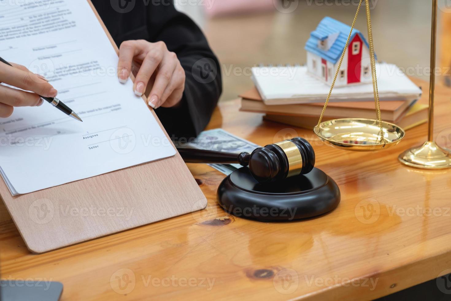 juridik, konsultation, avtal, avtal, advokater ger råd i rättstvister och tecknar kontrakt som advokater för att ta emot klagomål för klienter. koncept advokat. foto
