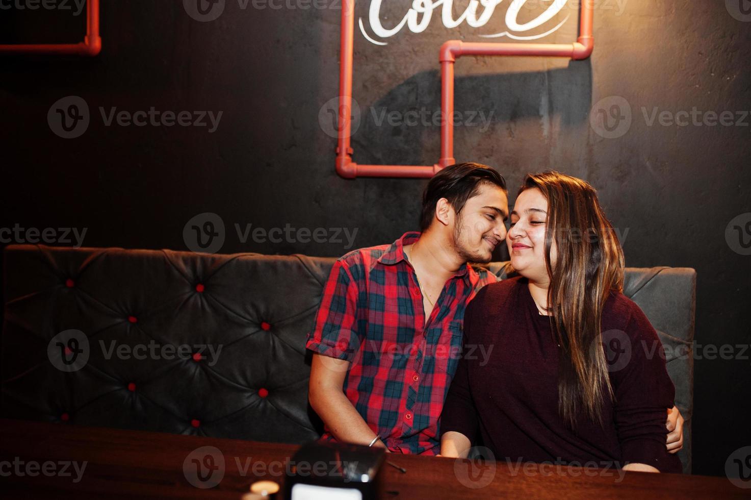 lyckliga asiatiska par tillbringar tid tillsammans på lounge bar club. foto