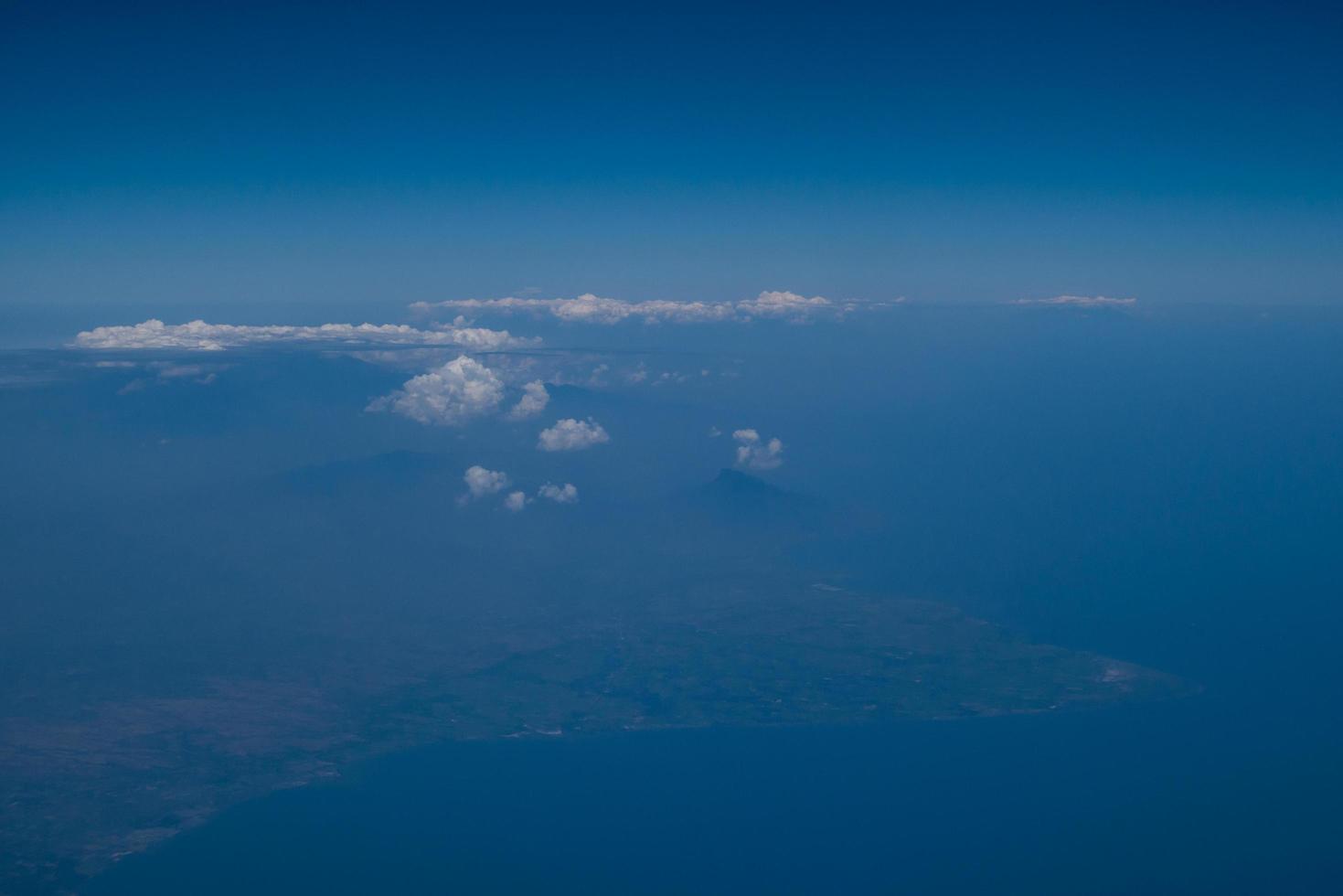 blå himmel och moln på planet foto