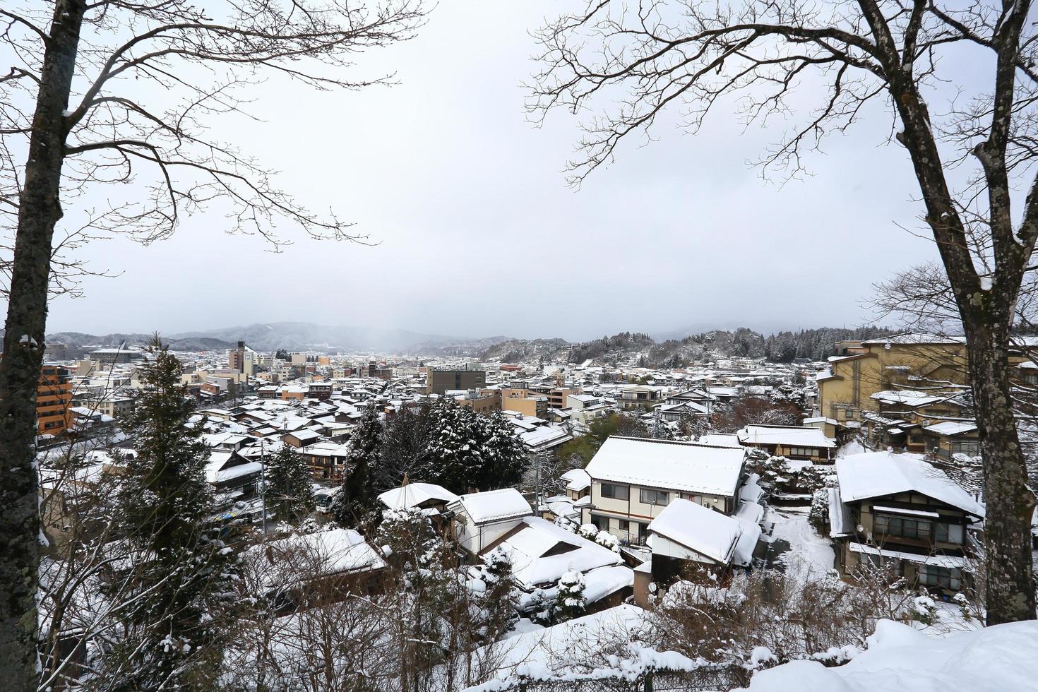 utsikt över staden takayama i Japan i snön foto