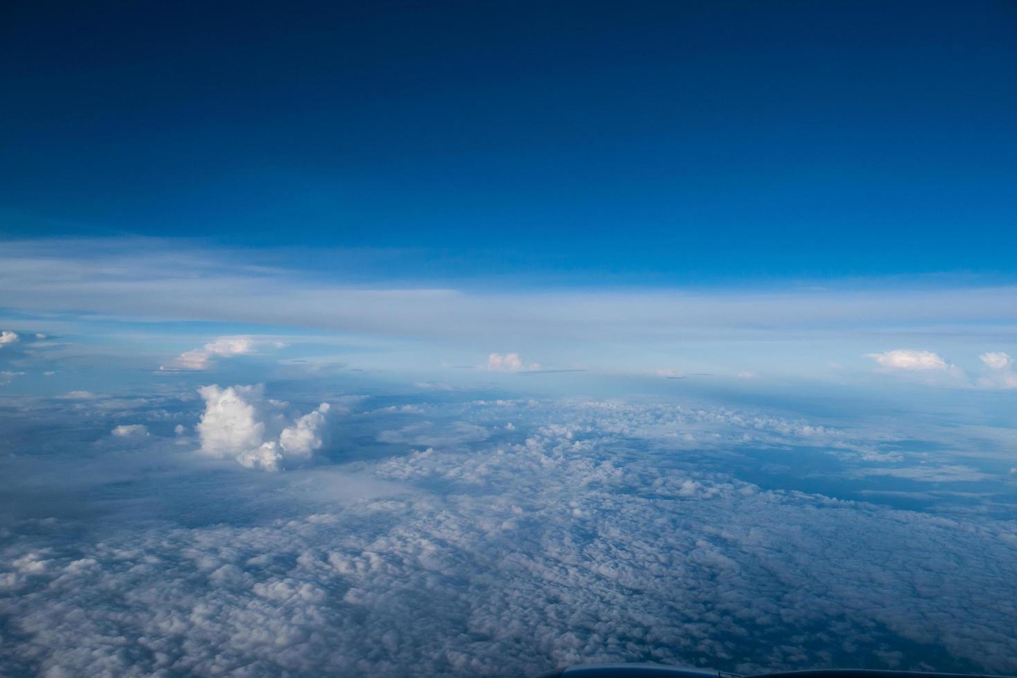 många moln i blå himmel foto