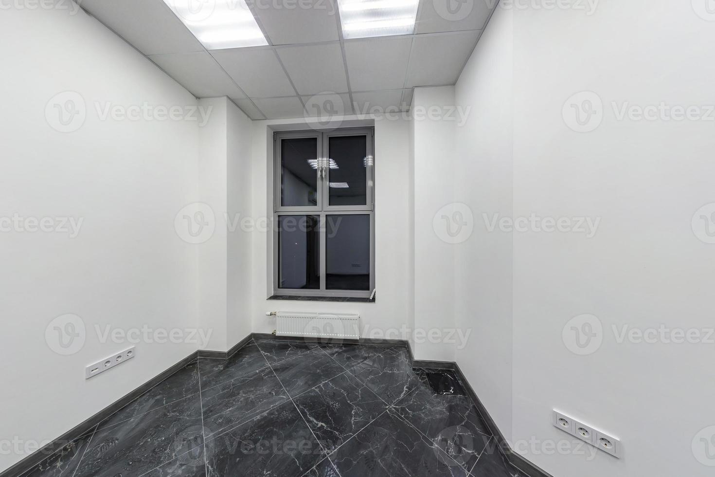stora fönster i tomma omöblerade rumsinredning i vit stilfärg i moderna lägenheter, kontor eller klinik foto