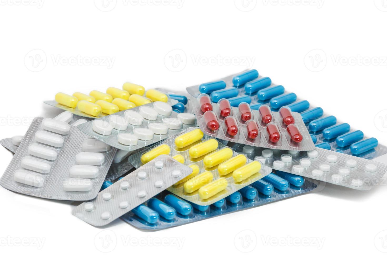 piller förpackning och medicinska förnödenheter på vit bakgrund foto