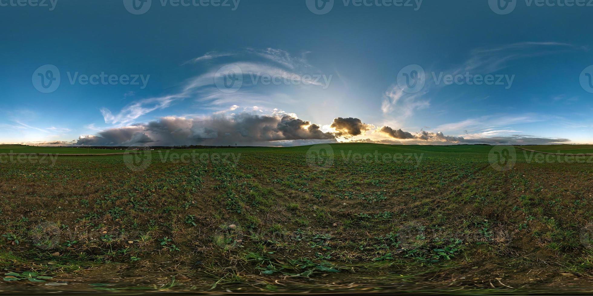 full sömlös sfärisk hdr panorama 360 graders vinkelvy bland fält med fantastiska svarta moln före storm i ekvirektangulär projektion, vr ar virtuell verklighet innehåll med zenit foto