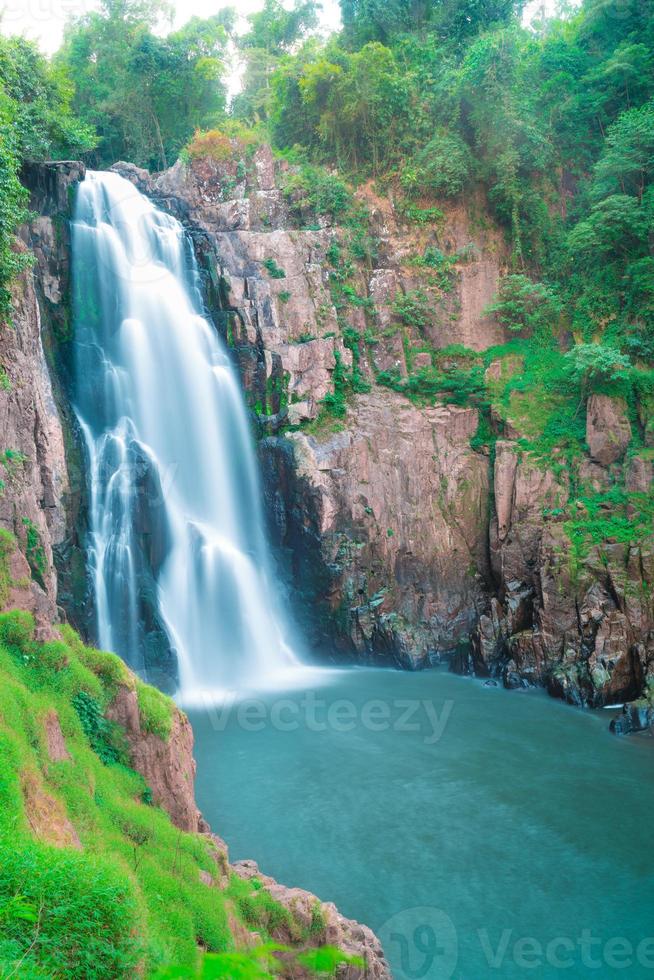 vackert djupt skogsvattenfall vid vattenfallet Haew narok, khao yai nationalpark, thailand foto