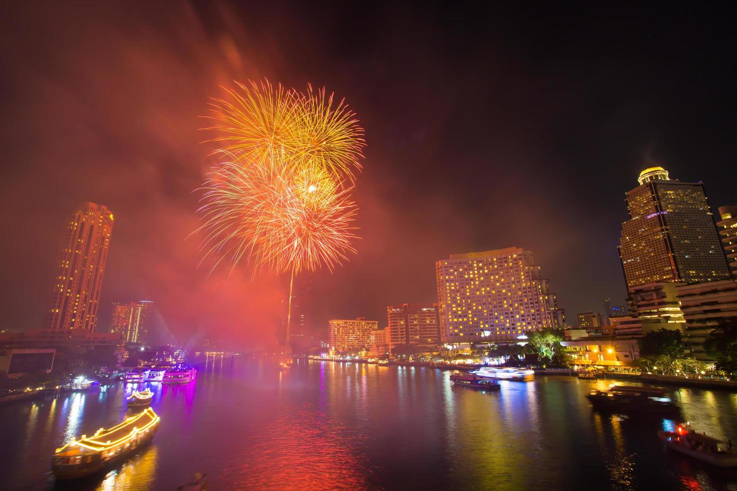 fyrverkeri med rök vid chao phraya river i countdown fest fest 2016 bangkok thailand foto