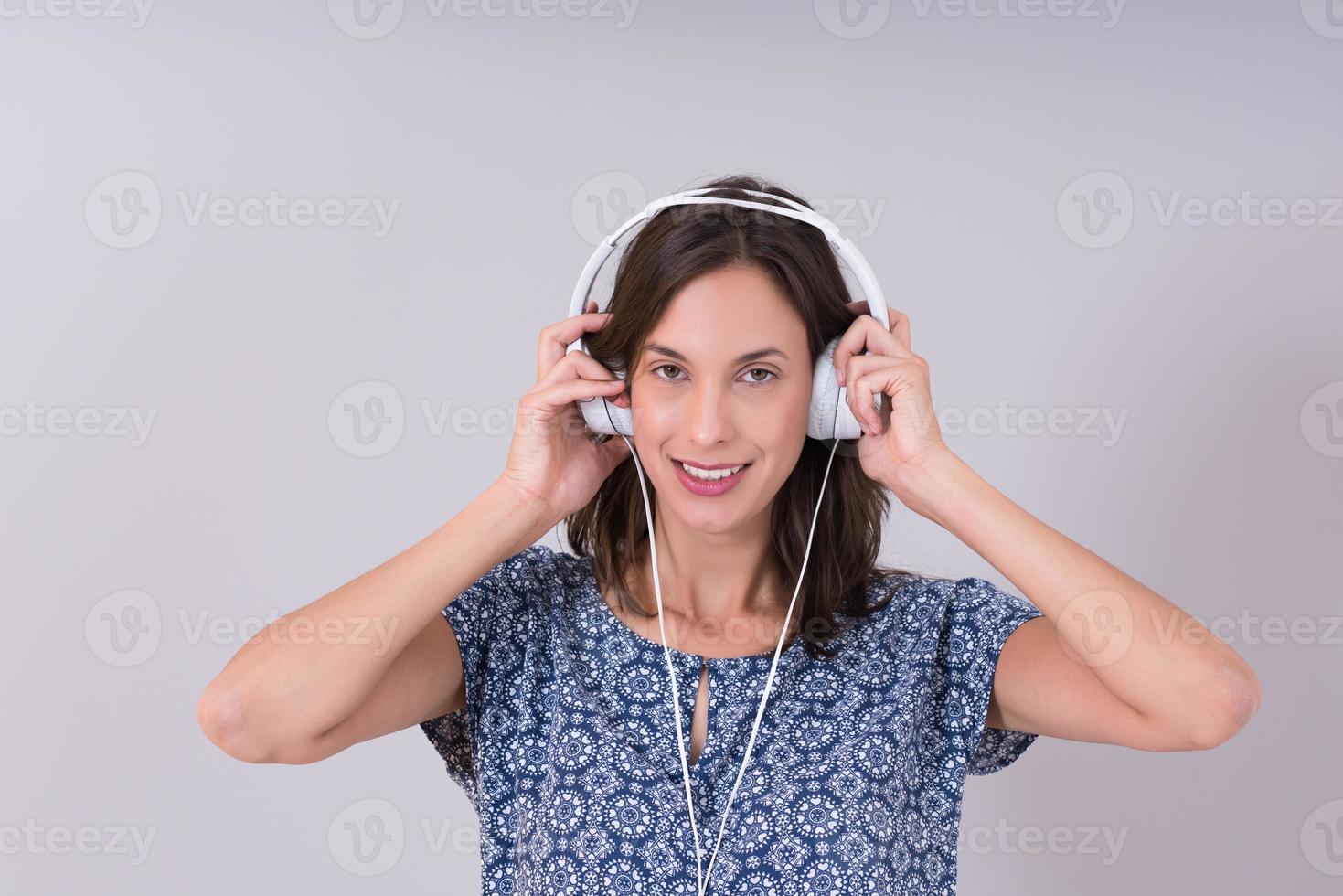 kvinna med hörlurar isolerad på en vit foto