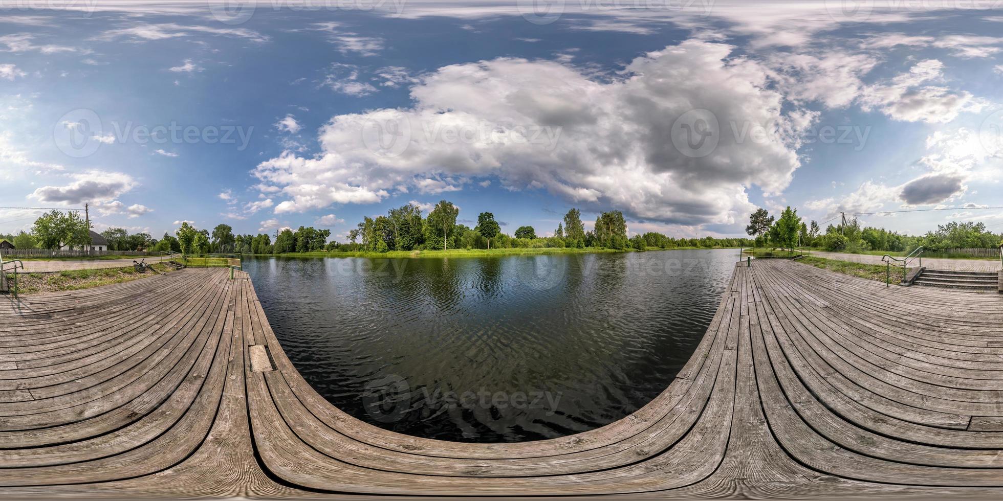 full sömlös sfärisk hdri panorama 360 graders vinkelvy på träpiren av sjön eller floden med vackra moln i ekvirektangulär projektion, vr innehåll foto