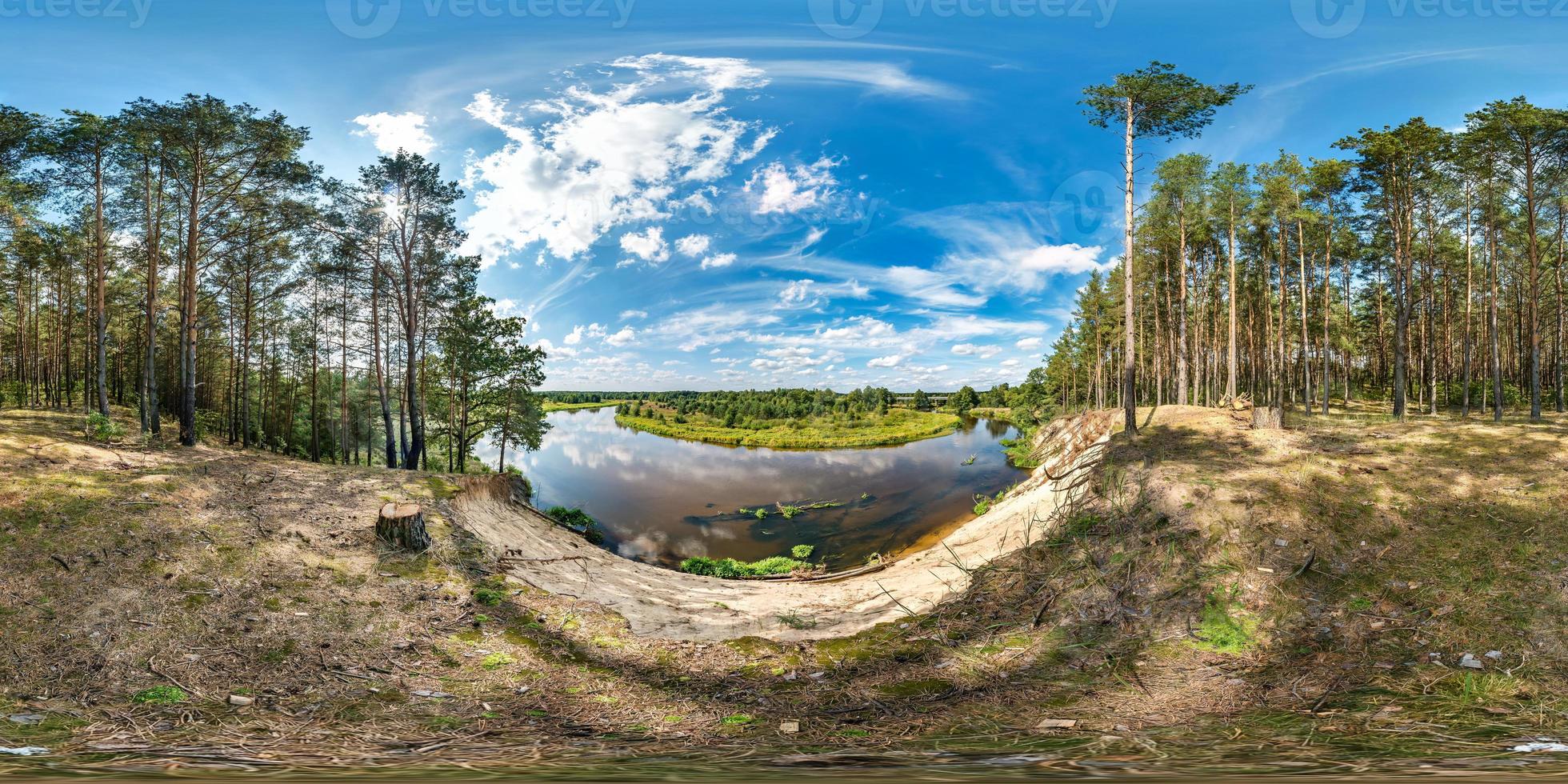 full sömlös sfärisk hdri-panorama 360 graders vinkelvy med hög sandig klippa nära flodstranden i en tallskog i ekvirektangulär projektion, redo för ar vr virtual reality-innehåll foto