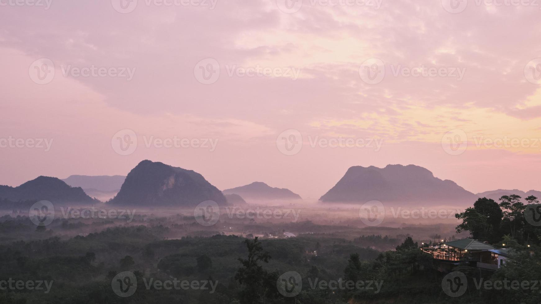 panorama landskap av lugn tropisk naturlandskap bakgrund i dimma, utsikt över grön skog i en bergskedja, i gryningen med soluppgång, vacker utomhusmiljö, Asien resmål. foto