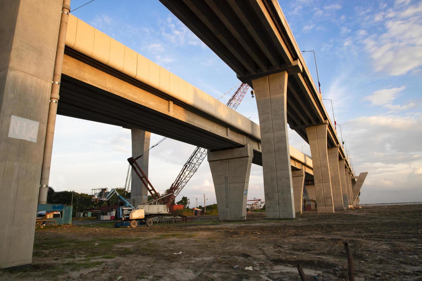 Flygfoto över padma multifunktionsbron vid padmafloden i bangladesh foto