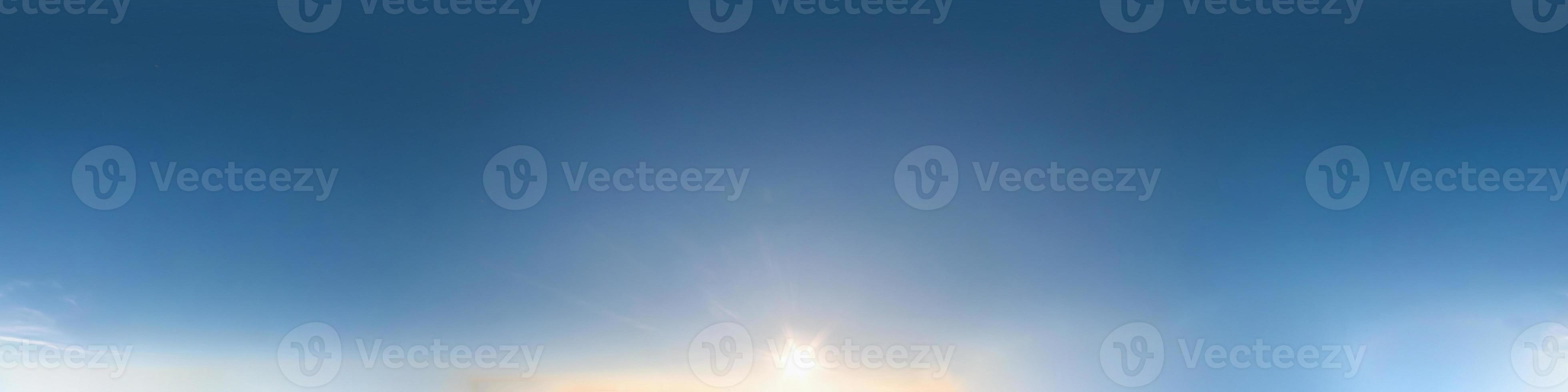 klarblå himmel före solnedgången med vackra häftiga moln. sömlös hdri panorama 360 graders vinkelvy med zenit för användning i 3d-grafik eller spelutveckling som sky dome eller redigera drönarbild foto