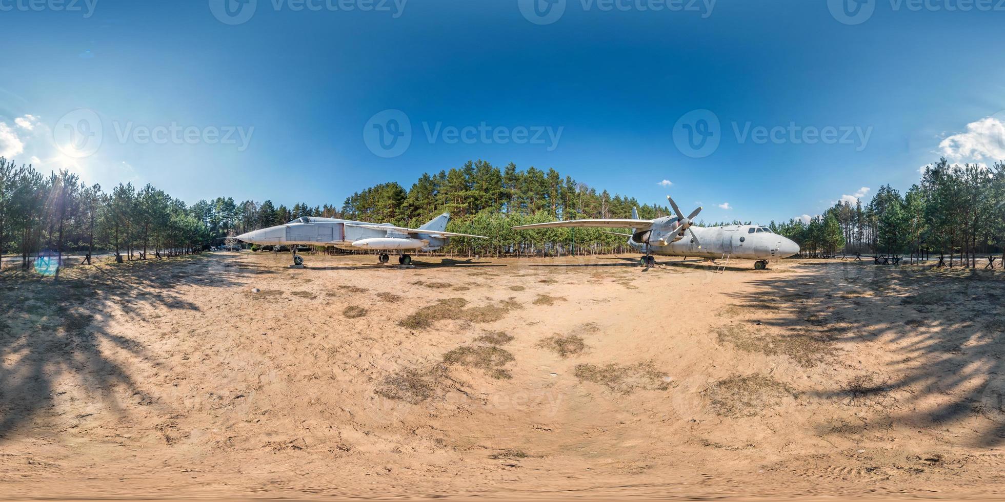 full sfärisk hdri panorama 360 graders vinkelvy i skogsgerillaläger med gamla militära transportflygplan och stridsflygplan i pinery skog i ekvirektangulär projektion. vr ar innehåll foto