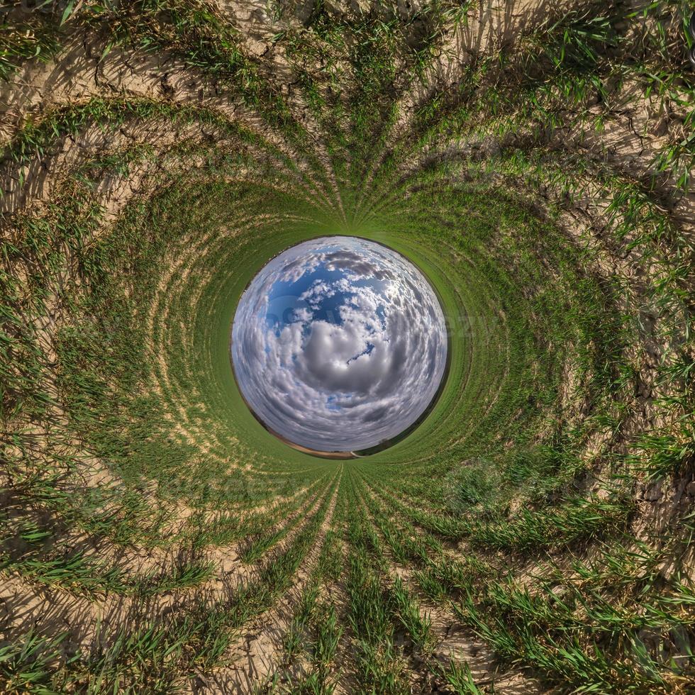 blå liten planet. inversion av liten planettransformation av sfäriskt panorama 360 grader. sfärisk abstrakt flygfoto. utrymmets krökning. foto