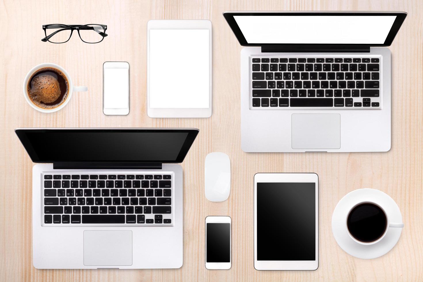 laptop surfplatta smartphone glasögon och kaffe på träbordsbakgrund med textutrymme och kopieringsutrymme foto