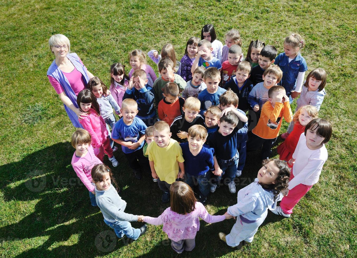 förskolebarn utomhus ha kul foto