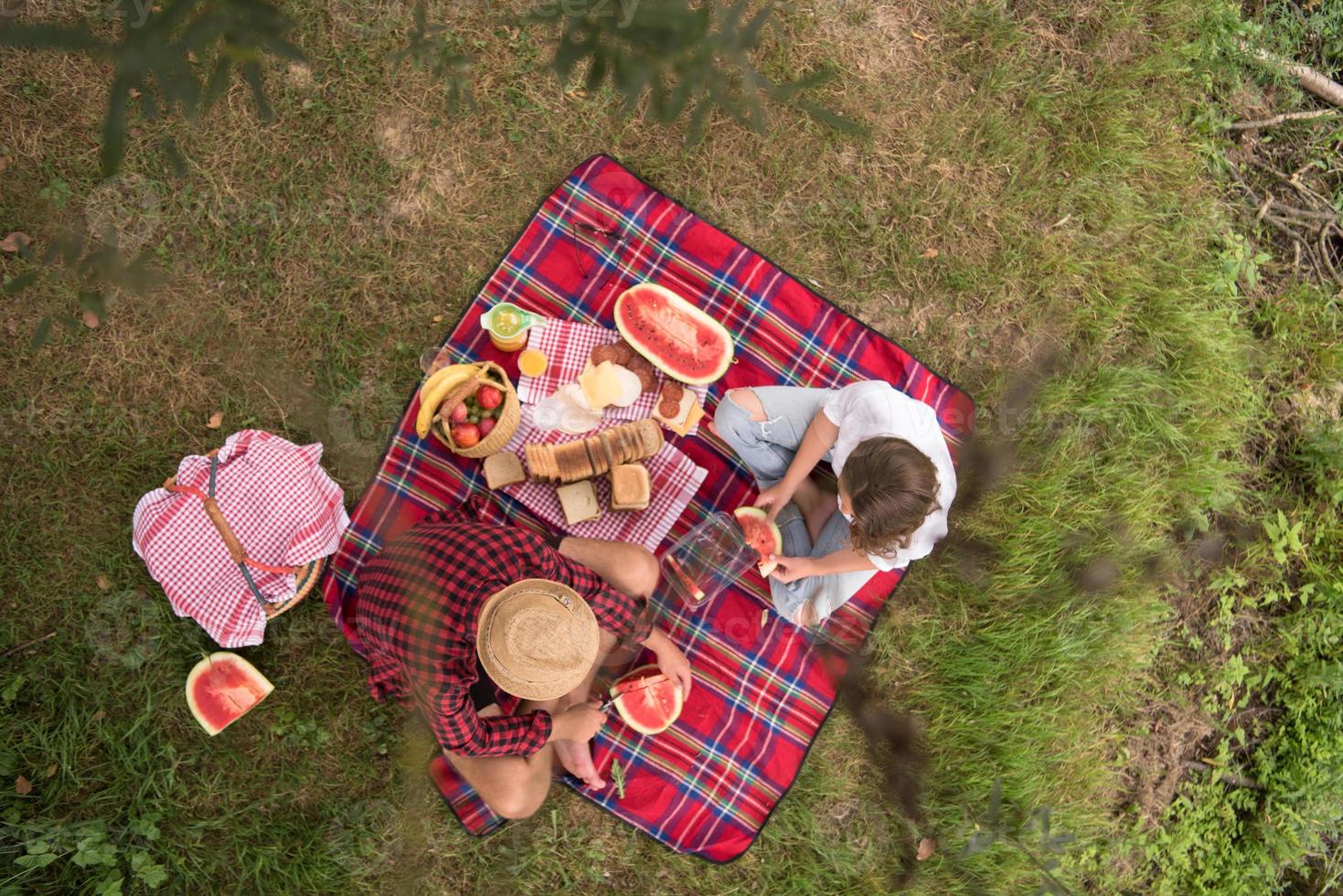 ovanifrån av par som njuter av picknicktid foto