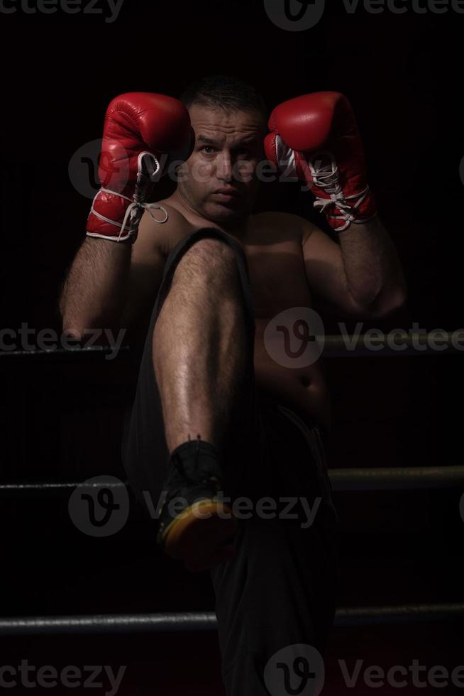 professionell kickboxare i träningsringen foto