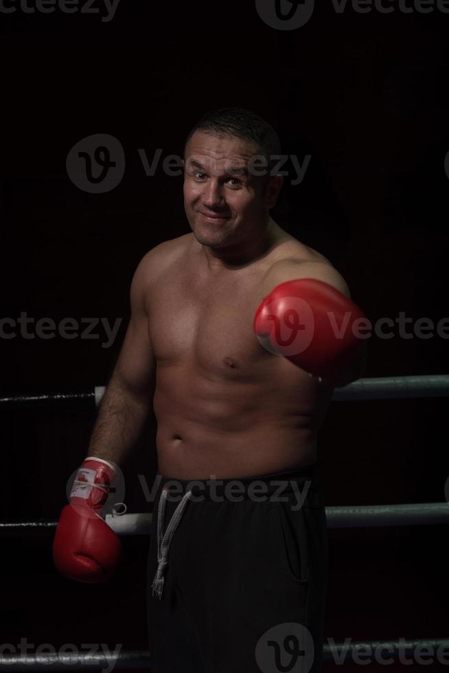 porträtt av muskulös professionell kickboxare foto